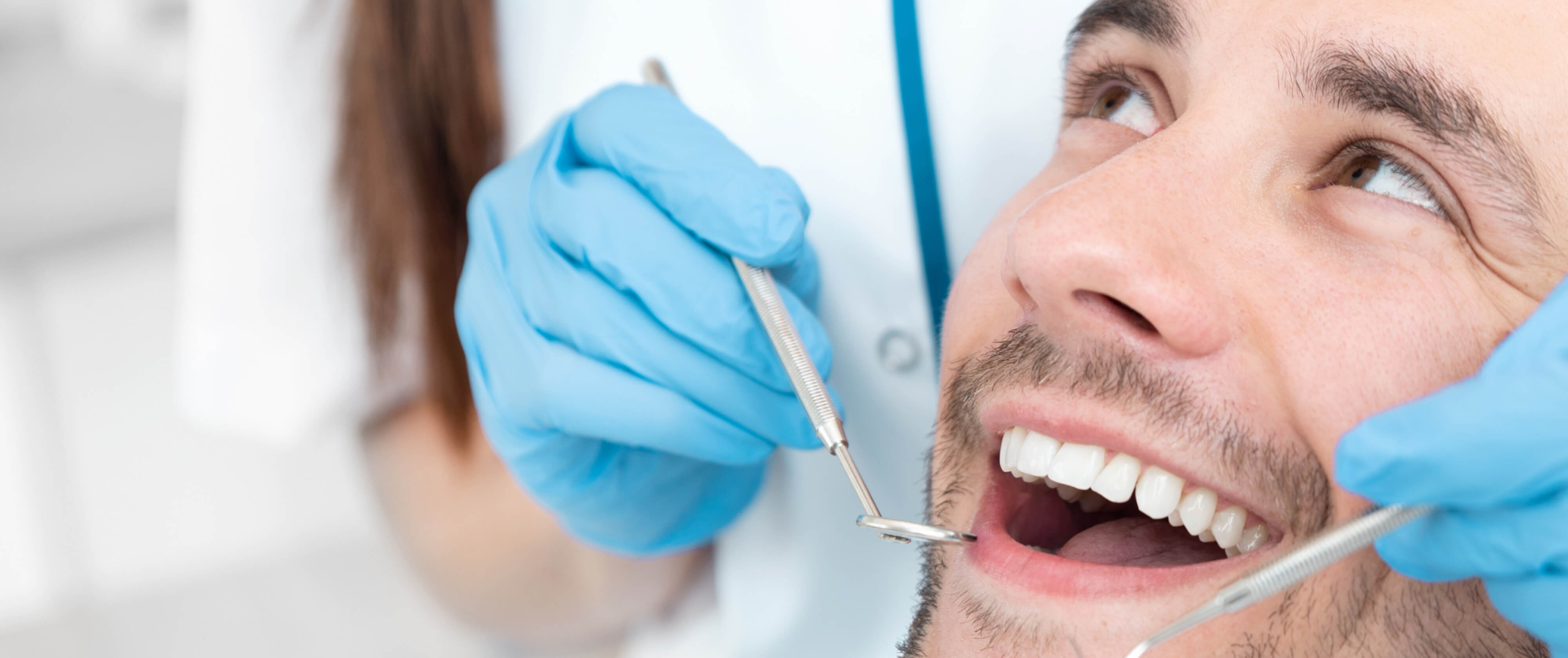 Den Dominoeffekt blockieren: Die Auswirkungen fehlender Zähne und die Vorteile keramischer Zahnimplantate